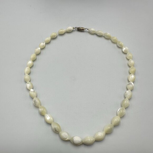 Vintage Mother of Pearl Beaded Necklace Twist Oval Beads Barrel Clasp 14.5 Inch - Picture 5 of 8